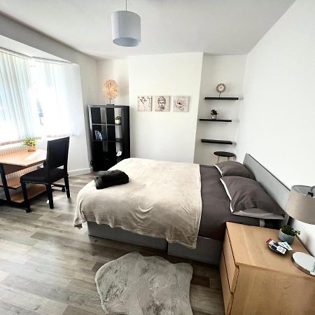 Modern Double Room With Fire Tv لندن المظهر الخارجي الصورة