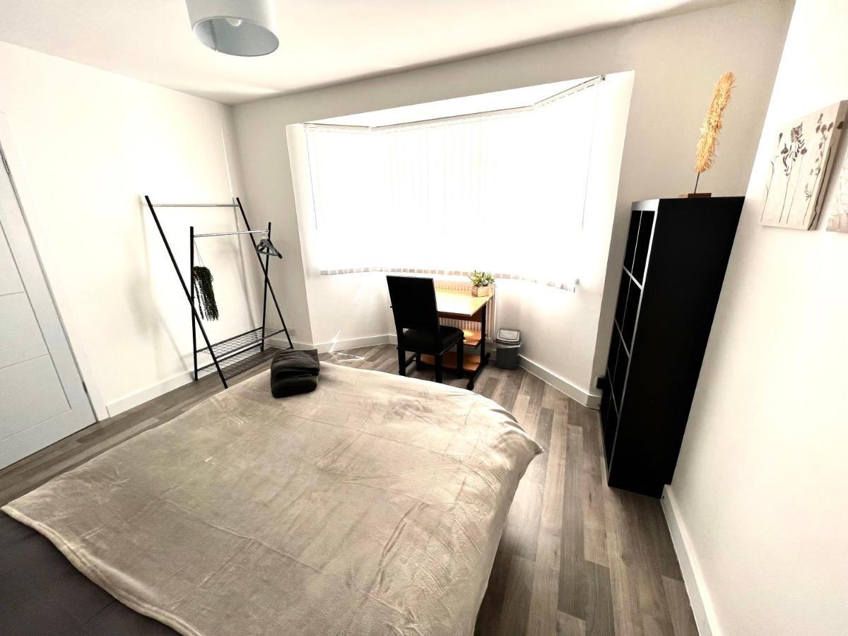 Modern Double Room With Fire Tv لندن المظهر الخارجي الصورة